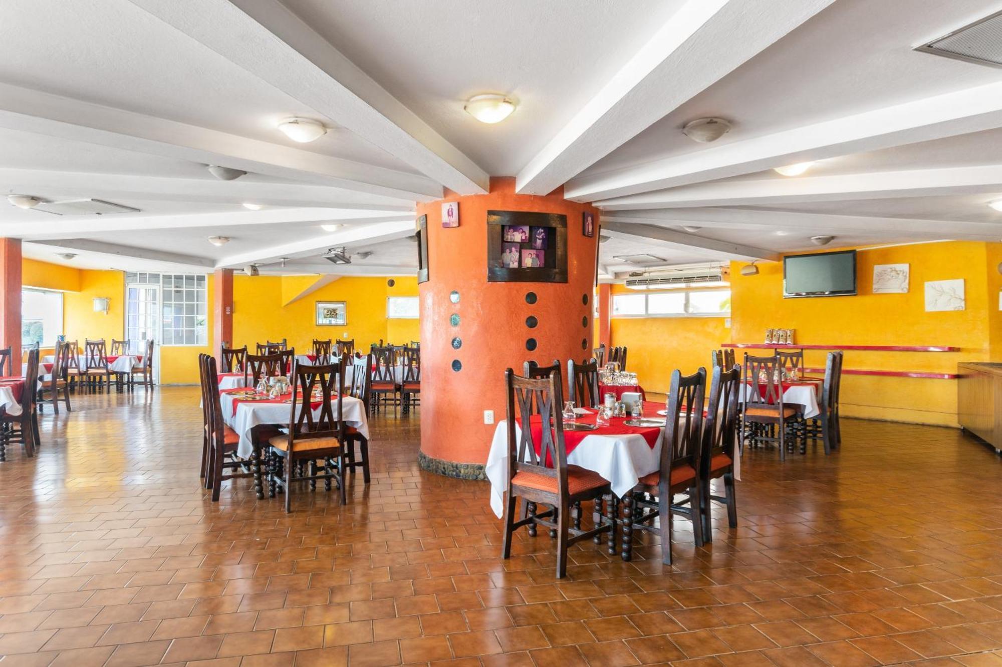 Oyo Hotel Casa Blanca Martínez de La Torre Buitenkant foto